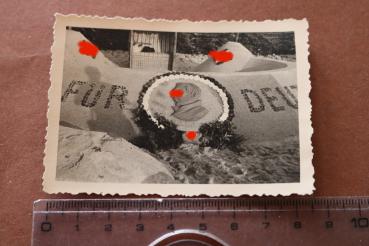 altes Foto - Sandburg mit Portrait von Adolf Hitler